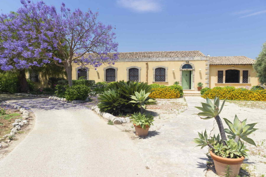 Luxury villa in Sicily with classic elegant furnishings Luxury villa in Sicily with classic elegant furnishings near Syracuse Scent of Sicily