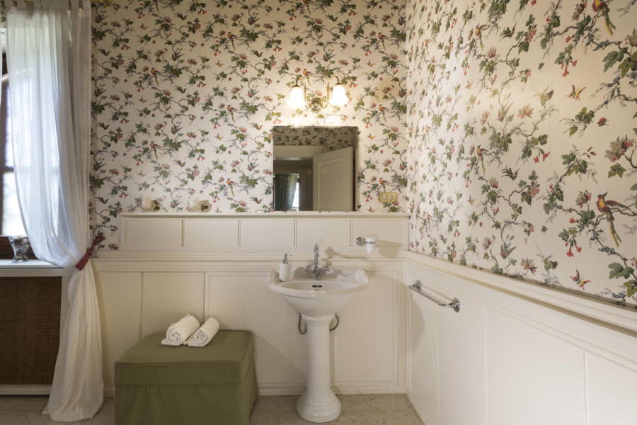 The flowered bathroom The flowered bathroom in Casale dell'Ulivo Syracuse Scent of Siciy