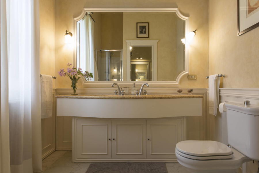 Classic bathroom Classic bathroom in Casale dell'Ulivo Syracuse Scent of Sicily