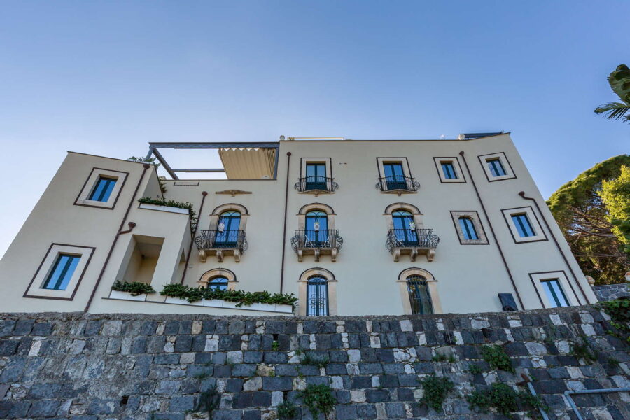 VillaArte_Taormina_FacadeFrontalView_ScentOfSicily