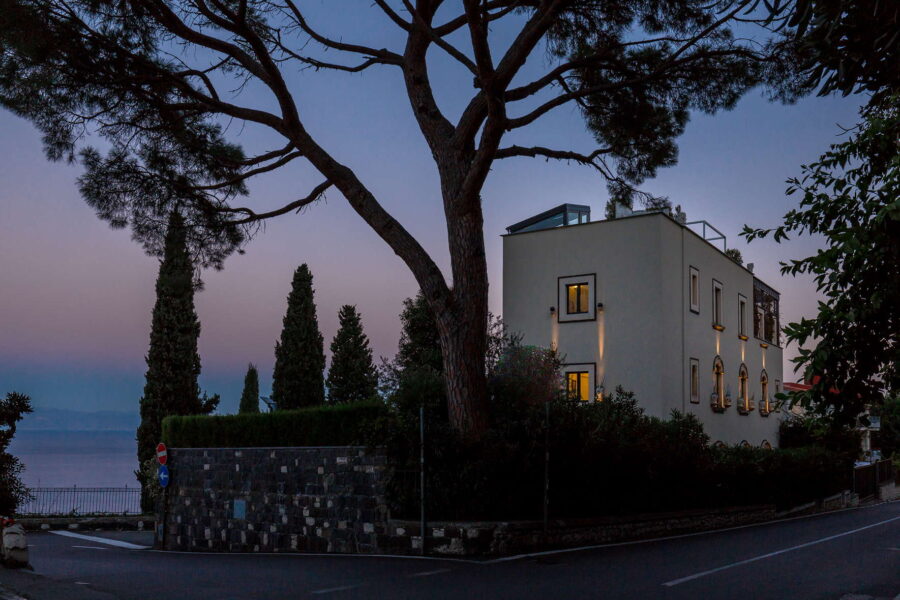 VillaArte_Taormina_FacadeGeneralNightLights_ScentOfSicily