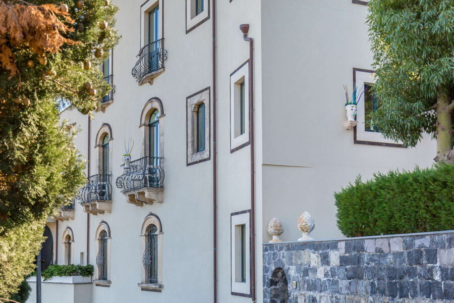 VillaArte_Taormina_FacadeSideView_ScentOfSicily