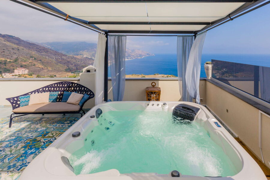 VillaArte_Taormina_RoofTopJacuzziPanoramicView_ScentOfSicily