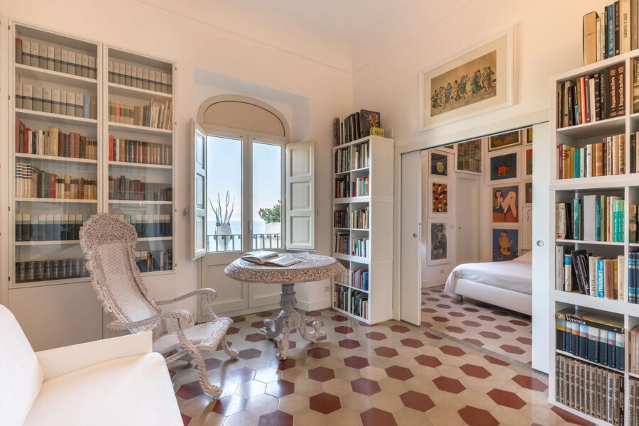 VillaArte_Taormina_bedroom1floorLibrary_ScentOfSicily