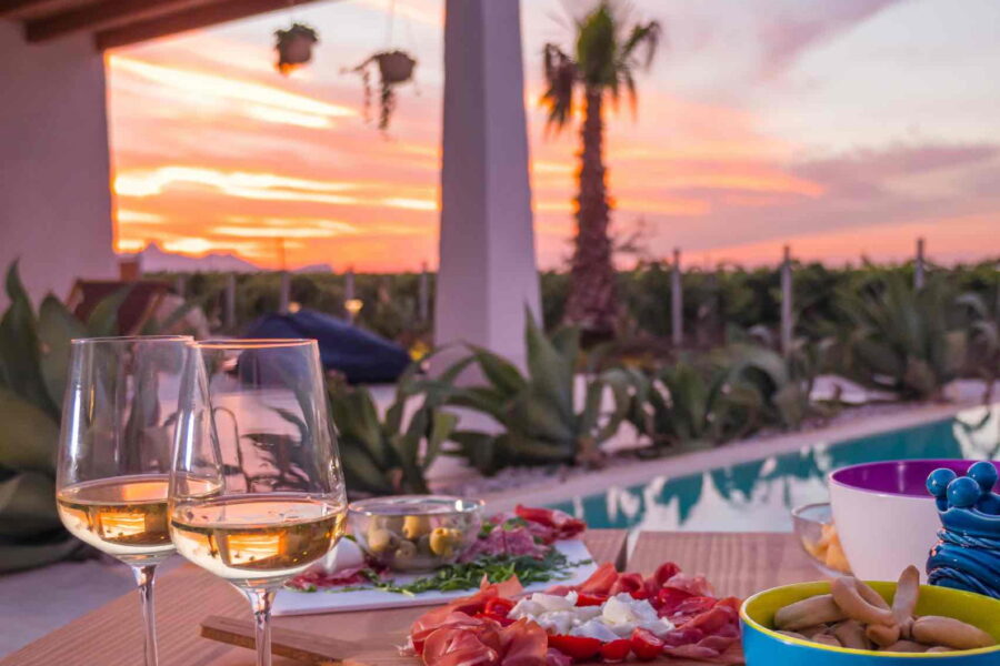 VillaVigneto_AlcamoMarina_SunsetDrink_ScentOfSicily