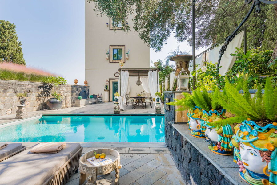 villaarte_taormina_poolfrontalview_scentofsicily