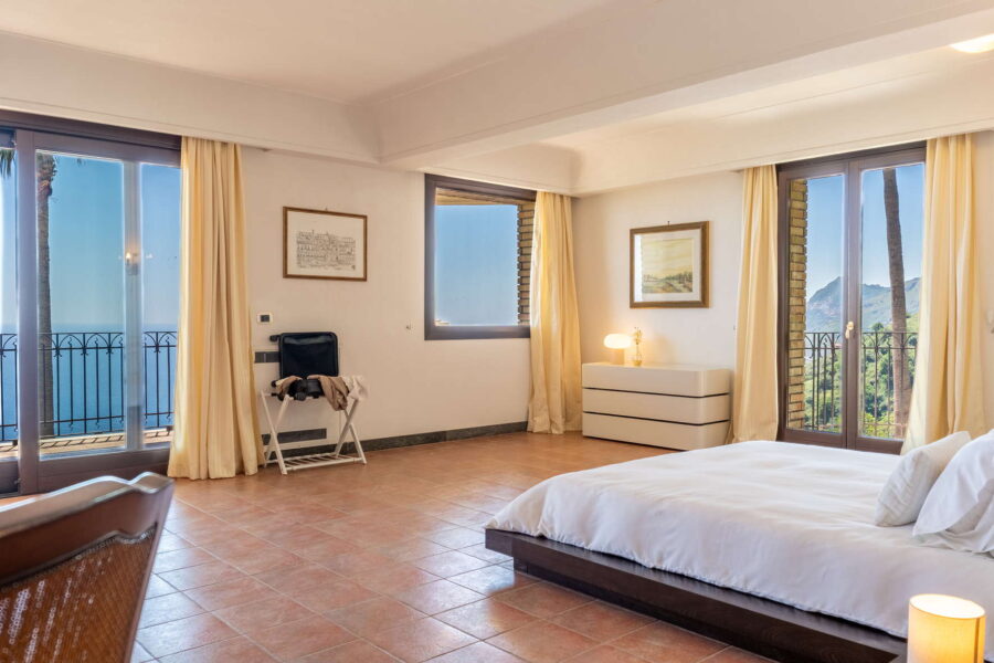 VillaLetojanni-TaorminaArea-BrownBedroom-ScentOfSicily