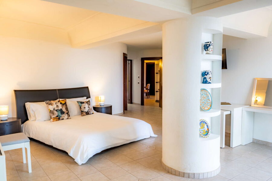 VillaLetojanni-TaorminaArea-ColumnBedroom-ScentOfSicily