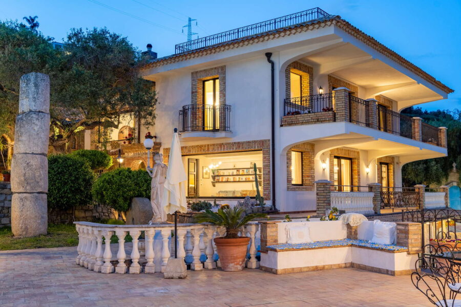 VillaLetojanni-TaorminaArea-EveningVillaColors-ScentOfSicily
